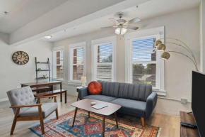 Downtown Luxury Apartment with King Bed